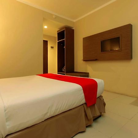 Reddoorz Plus Near Pantai Losari Hotel Makassar Kültér fotó