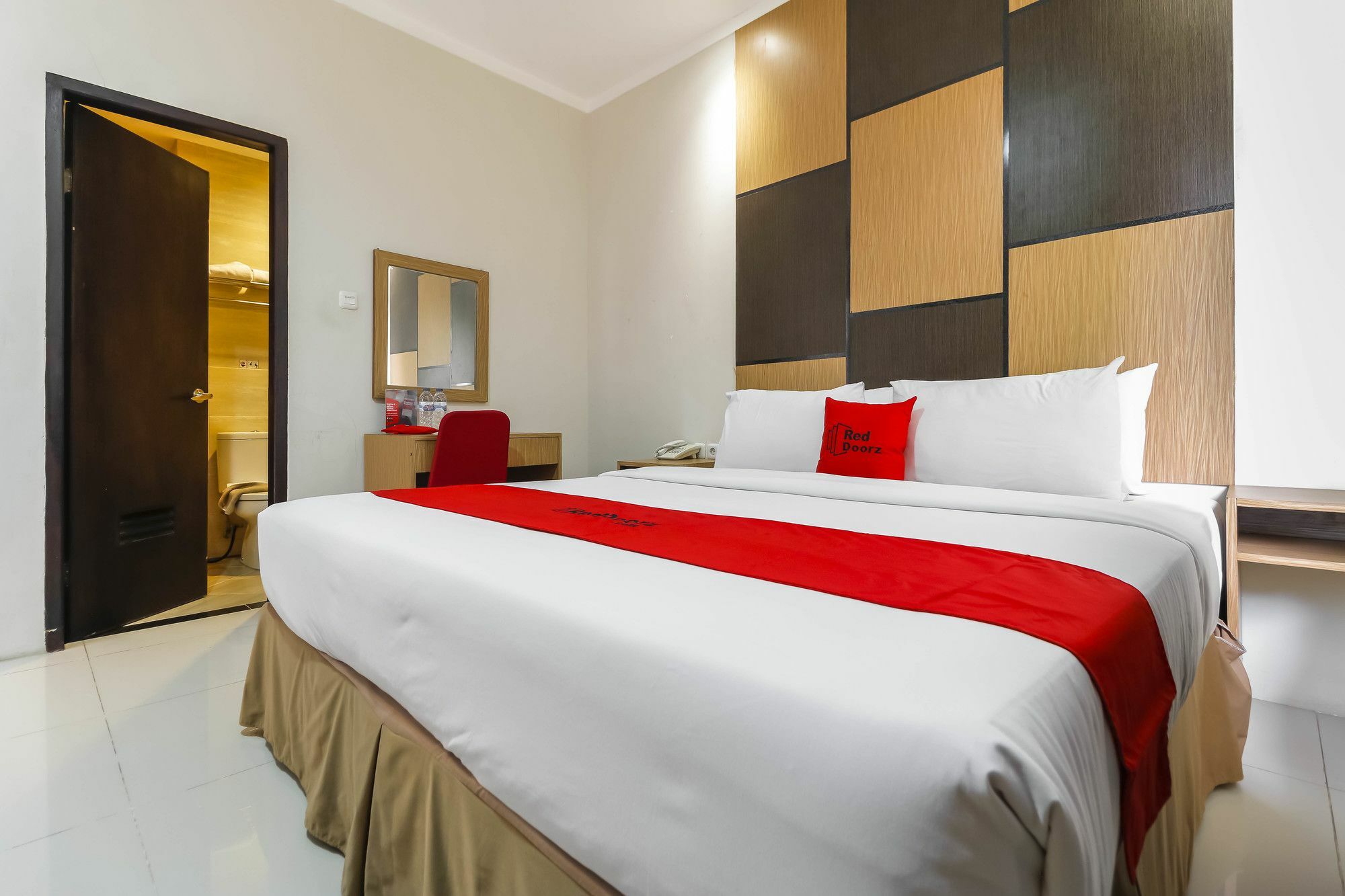 Reddoorz Plus Near Pantai Losari Hotel Makassar Kültér fotó