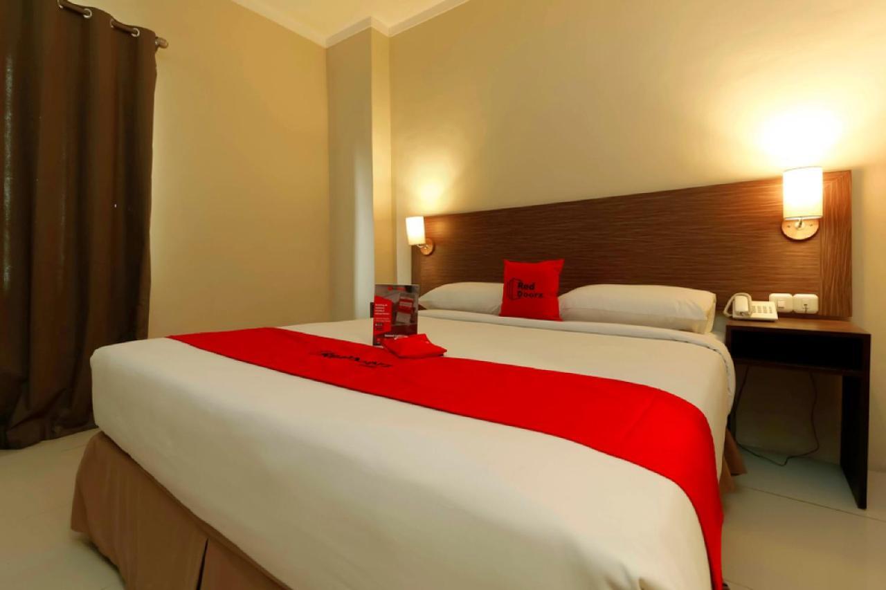 Reddoorz Plus Near Pantai Losari Hotel Makassar Kültér fotó