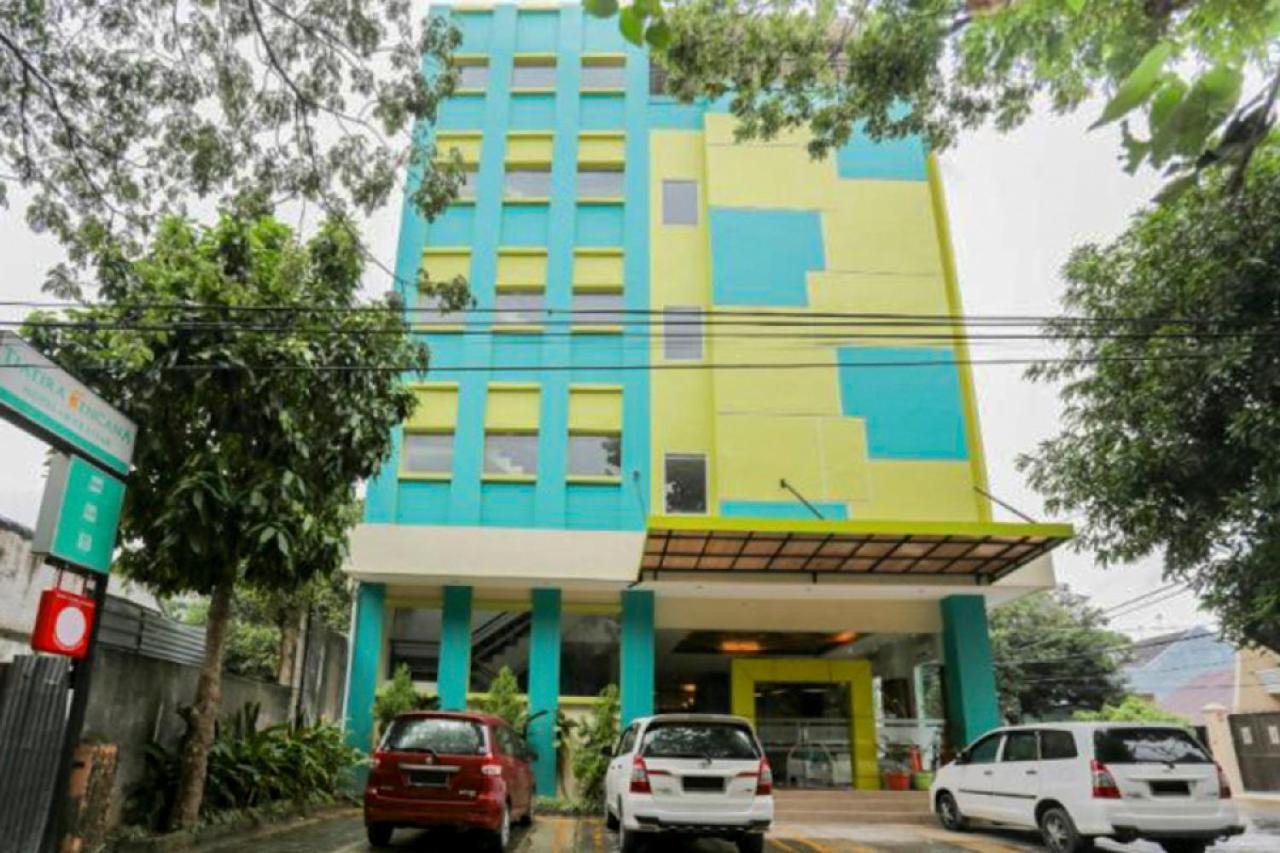 Reddoorz Plus Near Pantai Losari Hotel Makassar Kültér fotó