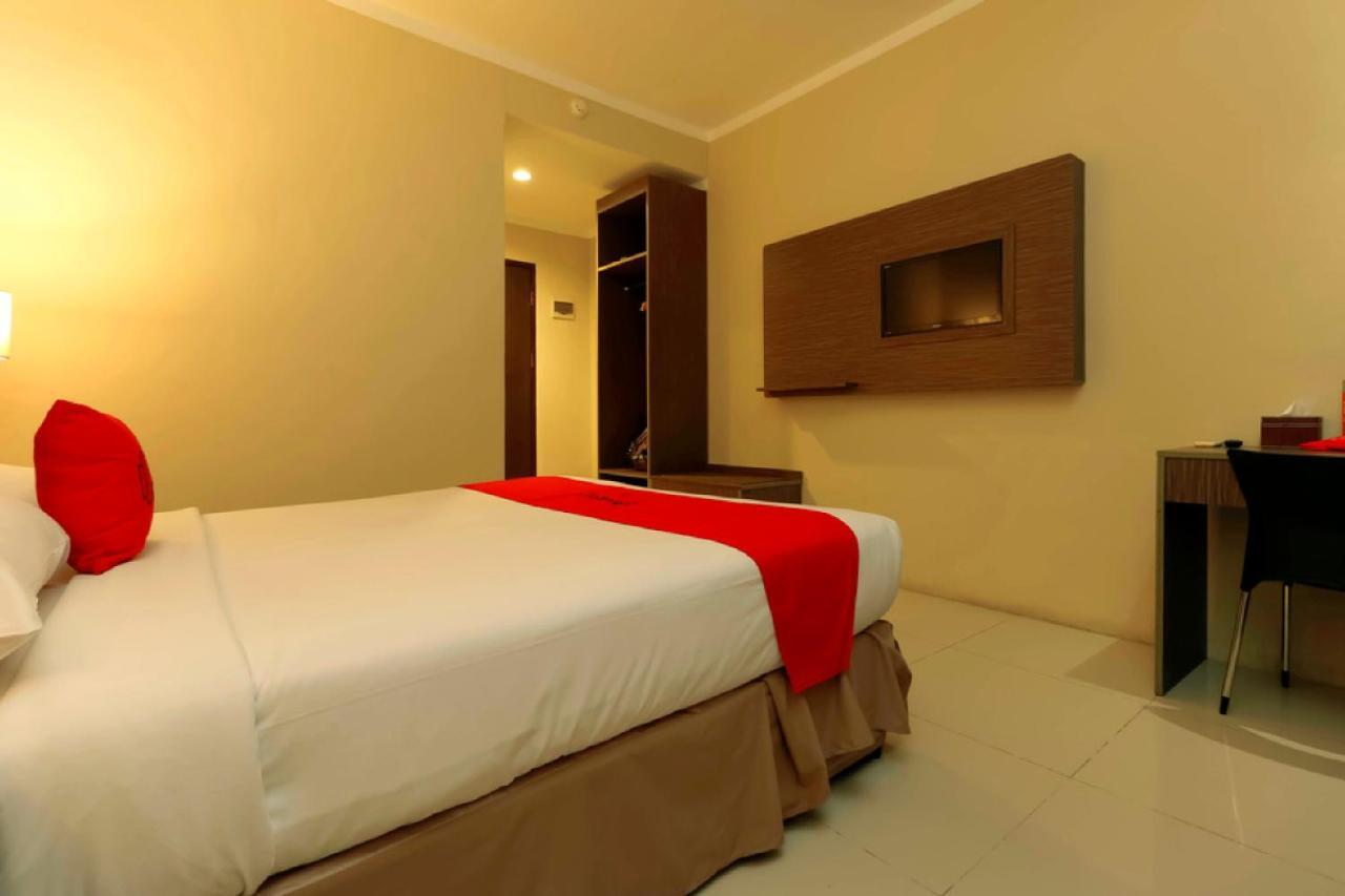 Reddoorz Plus Near Pantai Losari Hotel Makassar Kültér fotó