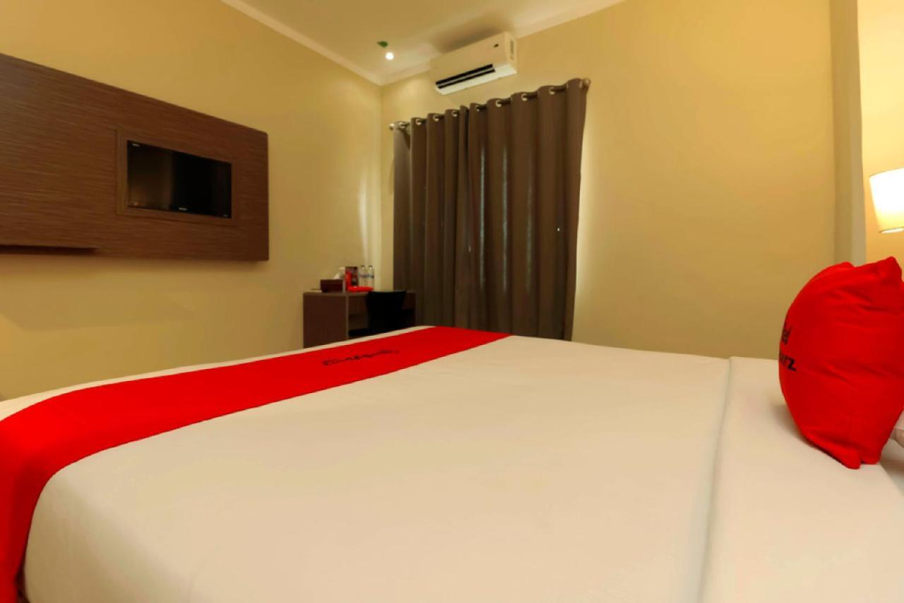 Reddoorz Plus Near Pantai Losari Hotel Makassar Kültér fotó